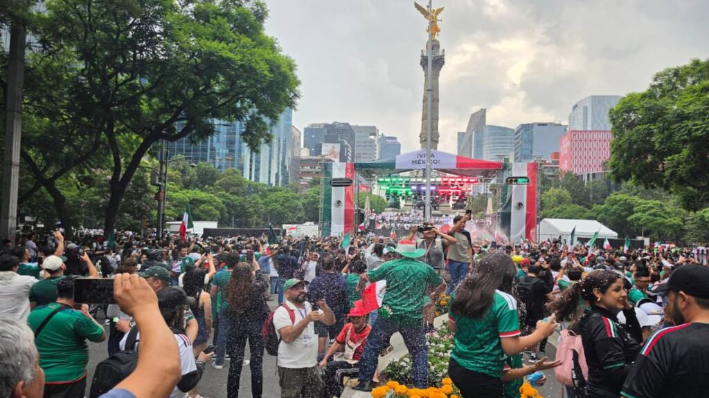 Familias y jóvenes celebraron con banderas mexicanas en el Ángel de la Independencia.jpg